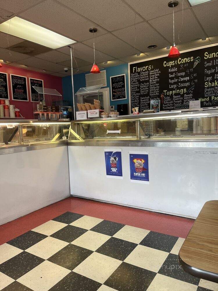 Praline's Ice Cream - Kensington, CT